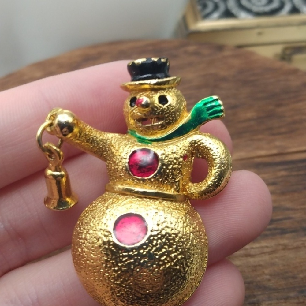 Well made vintage snowman brooch Scarlett buttons Christmas seasonal B219